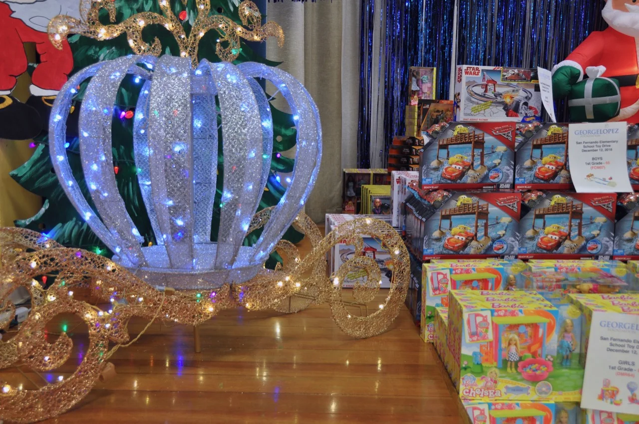 Holiday Cheer at San Fernando Elementary School — George Lopez